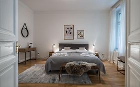 Hochwertige Altbauwohnung im modernen Stil in Wiesbaden - Küche - Terrasse - WLAN - Zentral